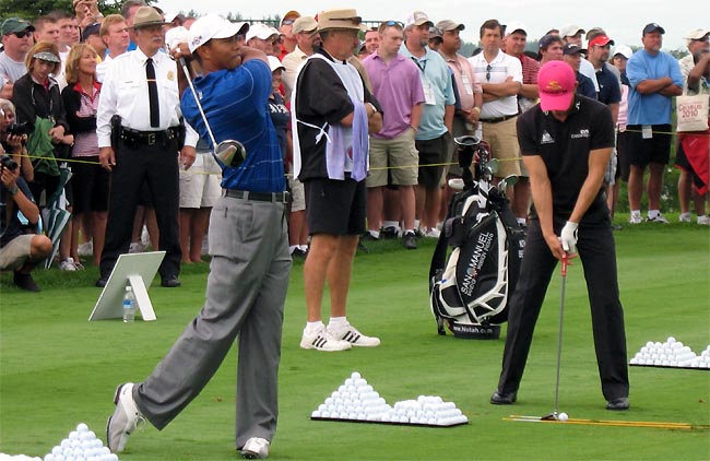    Tiger se aquece para o torneio de golfe beneficente: carregado no campo por Pettersen