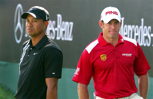 Tiger Woods e Lee Westwood, jogando juntos no torneio de golfe de Dubai: defendendo suas posições no ranking