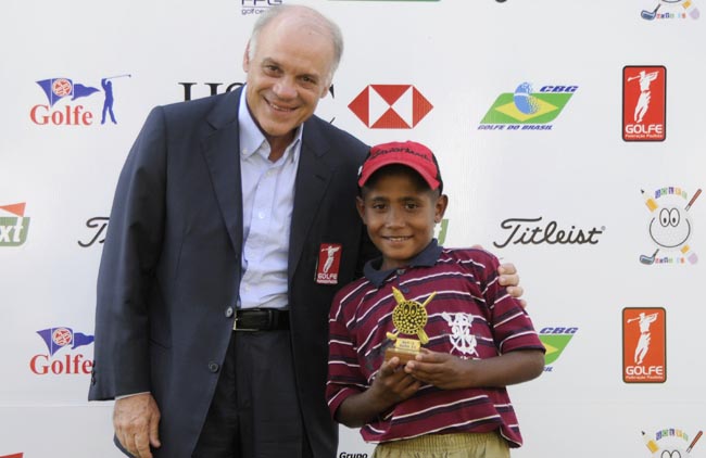    Adiston recebe troféu de campeão das mãos de Manuel Gama, presidente da Federação Paulista de Golfe