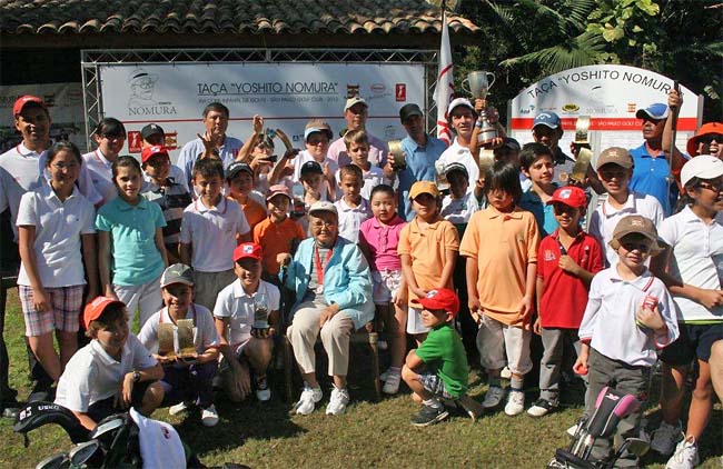 Emi, no centro, rodeada pelos participantes da Taça de Golfe criada pelo seu marido há 14 anos