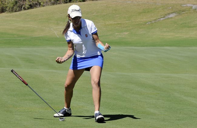 Roberta Avery (SP) comemora embocada,  a caminha de vencer seus dois jogos no Interfederaçõs de golfe