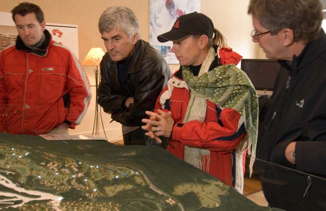   Annika examina maquete de campo de golfe: desculpa ou sinal de que já sabe que será escolhida?