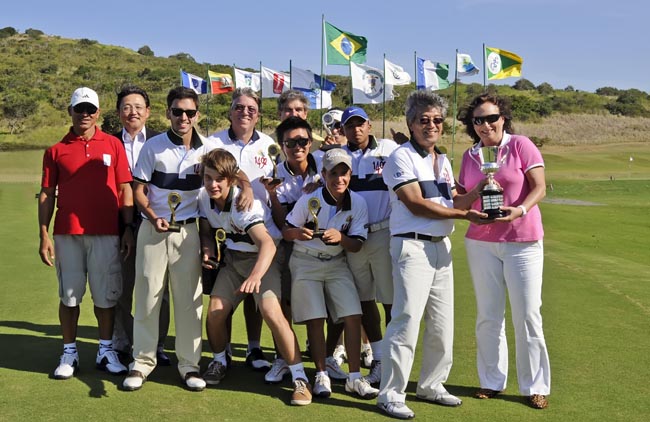 Equipe de golfe do Rio recebe troféus e comemora título junto com as autoridades presentes à cerimônia