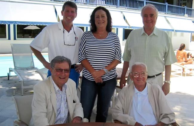    Chatwin, Vicky e Jones (de pé, da esq. para a dir.) e Thompson e Mario (sentados): momento histórico do golfe