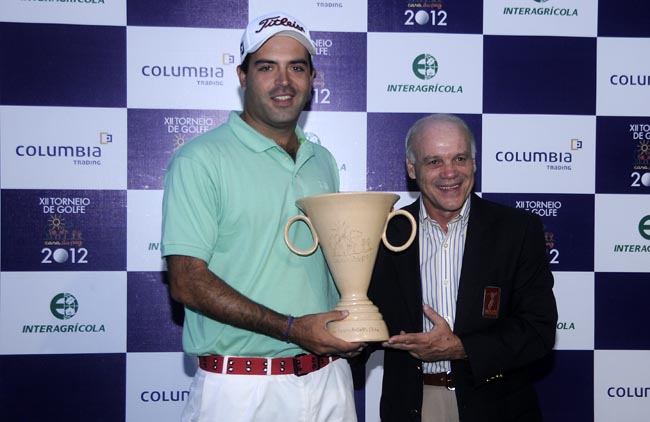 Garcia, campeão individual e de duplas, recebe o troféu de Manuel Gama, vice-campeão do Pro-Am