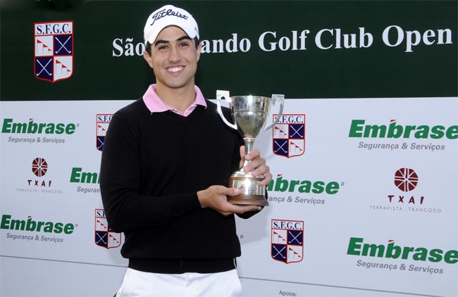 Tomaz: conquistando a Taça Embrase, no São Fernando Open de golfe, após emocionante duelo com Jacintho e Pepê