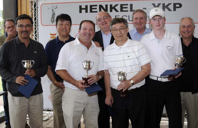 Os campeões Patrick Handrianarison, Paulo Zanda, Julio Tanaka e Thomas Giltrup, com os patrocinadores