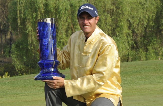 Colsaerts, campeão de 2011, com sua jaqueta dourada: peça cobiçada em estilo tradicional da China