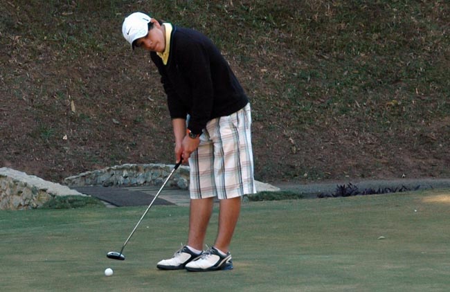 Conrado: juvenil faz história em clube de golfe com 70 anos ao se tornar seu mais jovem campeão