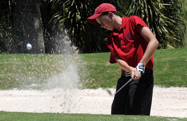 Pellegrini: liderando em casa em dia de muita chuva e domínio dos golfistas juvenis no golfe carioca