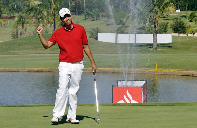   Oda vencendo torneio no green do 18 do Damha: sonho de treinar golfe num campo de alto nível