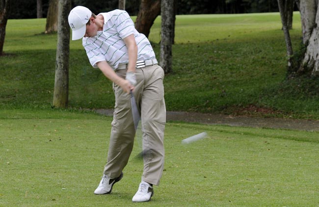    Homero: melhorando quatro tacadas para ser líder no primeiro torneio de golfe juvenil do ano