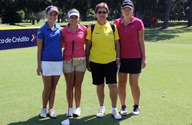 Julia, Victoria, Maria Alice e Luciane: meninas do Brasil fazendo bonito em dia horrível para jogar golfe