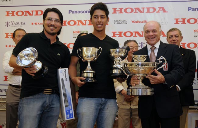 Leo Yoshikawa, o vice, e Iva Tsukazan, do Damha, o campeã, com Manuel Gama, presidente da FPG