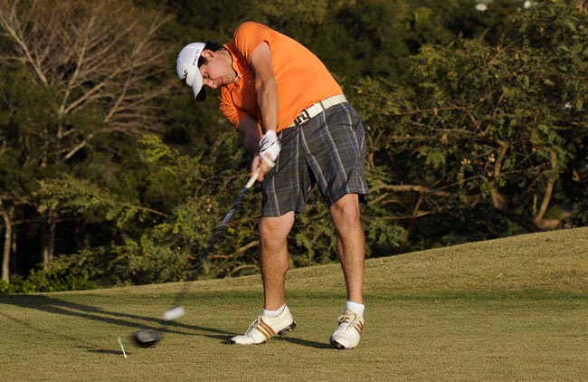 Jacintho: um dos swings menos ortodoxos do Brasil desafiando o campo de golfe de Petrópolis