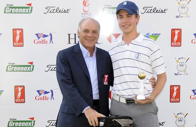    Manuel Gama, presidente da FPG, entraga o troféu de campeão de golfe a Homero Sobrinho