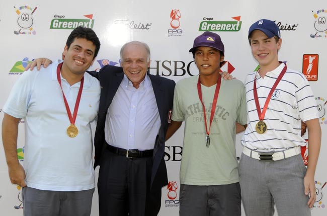    Gama entrega as melhadas de ouro (Márcio Marques recebe por Leonardo Bustamante), prata (Homero de Toledo Sobrinho) e bronze Israel Miranda) da categoria até 18 anos do Campeonato Paulista Juvenil de Verão