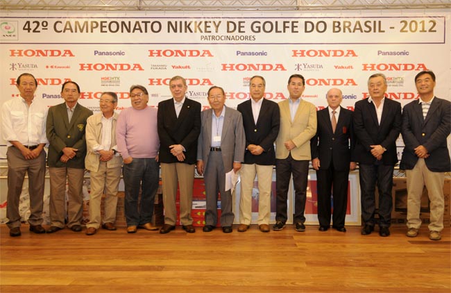 Componentes da mesa de premiação do torneio, com destaque para o Consul do Japão, presidente do PL e de duas Federações: Manuel Gama, de São Paulo, e Acy Marcos dos Santos da Federação do Norte