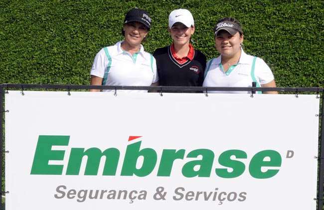    Lúcia , Luiza e Carla, no tee do 1: pelotão em campo para a volta final do Aberto de golfe Embrase