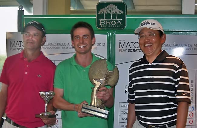 Giumelli, do Broa (esq.), e Jorge Saeki, da Federação Paqulista, entregram troféu de campeão a Pepê