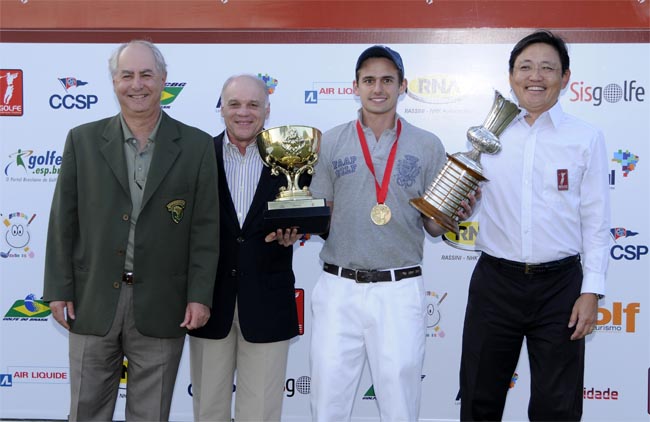 Rachid Orra, Manuel Gama e Jorge Saeki entregam prêmios de campeão a Pepê, no Aberto de Golfe de SP