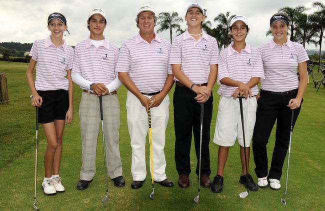 Ricardo Salinas e os juvenis do Damha: um dos 19 professores de golfe que estão terminando pós graduação