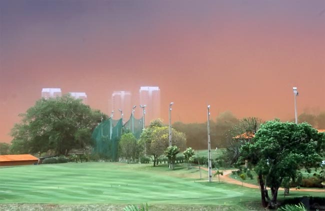 Tempestade de poeira encobriu a vista dos edifícios que ficam ao lado do campo de golfe