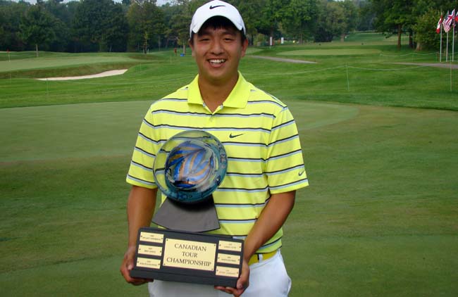 Wong: realizando o sonho de muito golfista ao fazer eagle do meio da rua e vencer torneio de golfe por uma