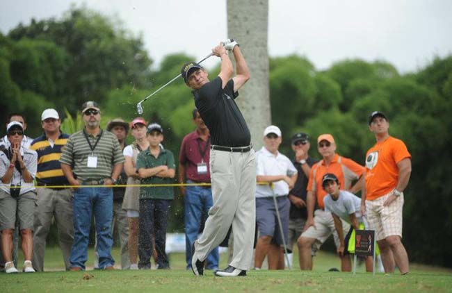   Adilson: dia difícil em cima dos greens, mas ainda na linha de corte do torneio de golfe na Indonésia