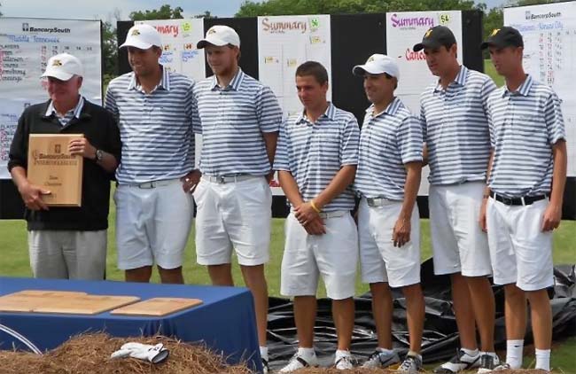 Becker (penúltimo da esq. p/ a dir.): mais uma vez destaque na equipe de golfe campeã da Wichita