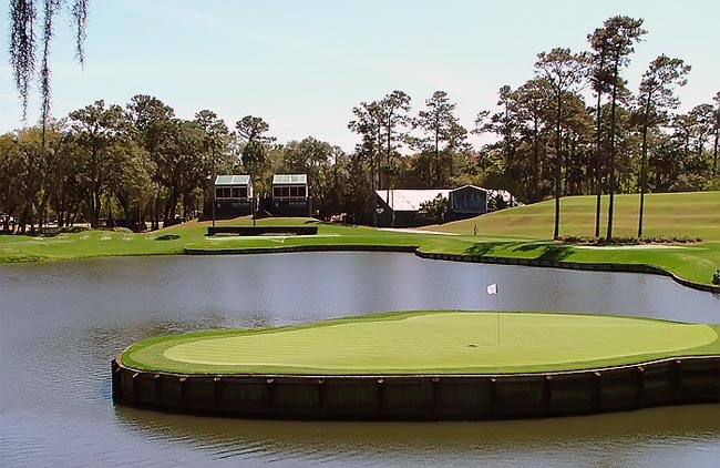 Green-ilha do bruaco 17 de Sawgrass: a diversão do público do golfe é contar as bolas que caem na água