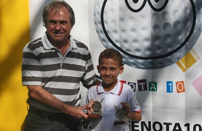 O campeão Willian, com Prenticesidinei de Oliveira, presidente do Guarapiranga: revelação no golfe