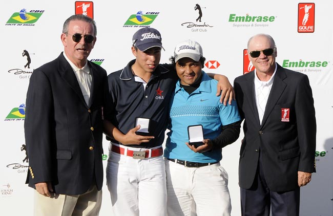 Juan Alvarez e Juan Cerda recebem de Durval Pedroso e Manuel Gama as medalhas da Faldo Series de 2011