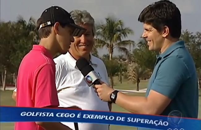 Patrick e Salinas dando entrevista para a Rede Record: cego aprende a jogar golfe na escola do Damha