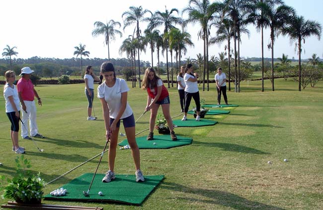 Alunos das escolas de São Carlos tem primeiro contato com o golfe: programa de sucesso do Damha