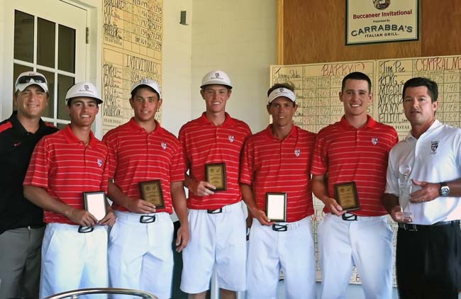 Daniel (último uniformizado, à direita) com a equipe de golfe da Barry: líderando a Divisão II da NCAA