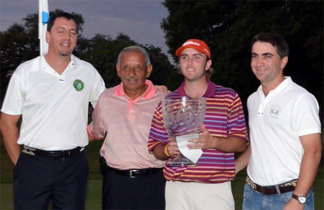 Dooda recebe o troféu de Vicente Fernandez, o Chino (com ele no centro), ídolo do golfe argentino