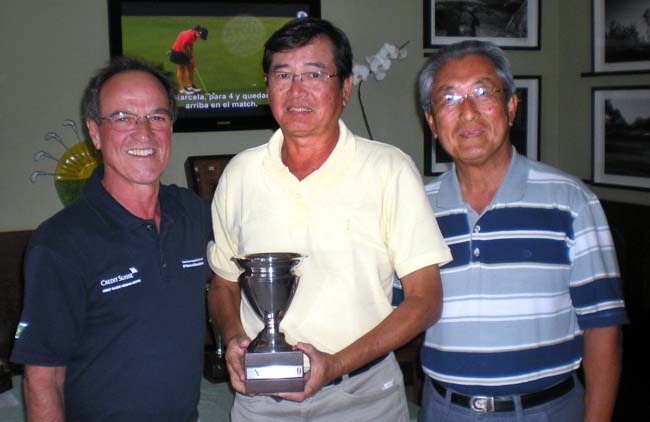 Sawada (ao centro) recebe troféu do golfe de Itu de Domingos Bocci e Carlos Nawa: vitória no desempate