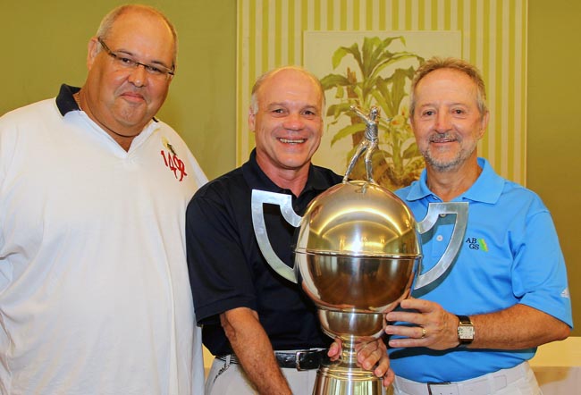 Sergio Capri, vice do Itanhangá, e Paulo Pacheco, da ABGS, entagam troféu de campeão brasileiro de golfe sênior a Manuel Gama