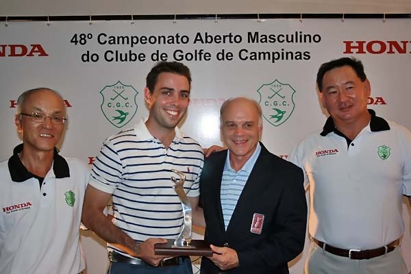   Luís Gama recebe troféu de Manuel Gama, presidente da FPG: festa em família no golfe de Campinas