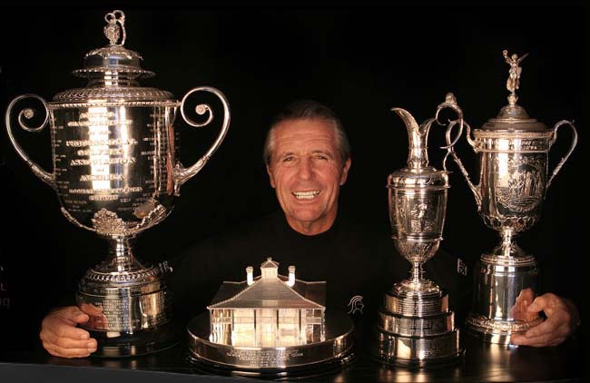   PLayer com os quatro troféus do Grand Slam do golfe: só ele e mais quatro conseguiram esse feito