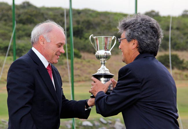 Manuel Gama, de São Paulo, devolve troféu para Takashi Ishii, do Rio: golfe de primeira em Búzios