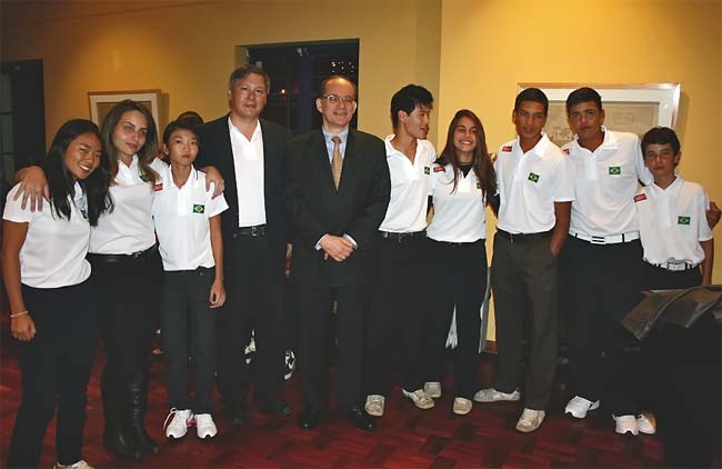   Embaixador do Brasil homenageia equipe de golfe juvenil da Federação Paulista. Foto: Mauro Batista