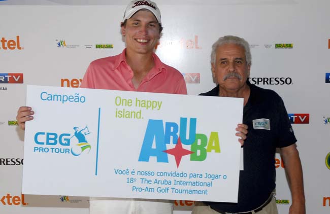 Paulo Pimentel, organizador do torneio de golfe em Guaratinguetá, entrega prêmio a Felipe Navarro