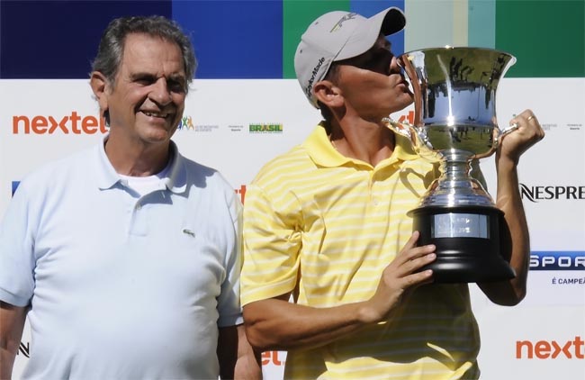 Rosaldo Malucceli, do Terras de São José Golfe Clube, entrega trofé de campeão a Odair Lima: emoção