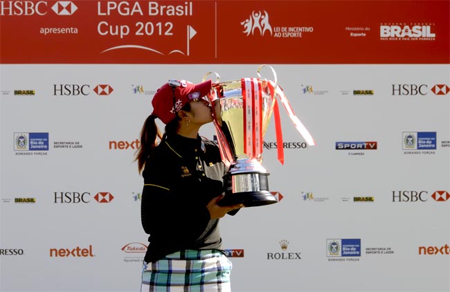 Pornanong beija troféu: primeiro título em dois anos de carreira no golfe do LPGA Tour