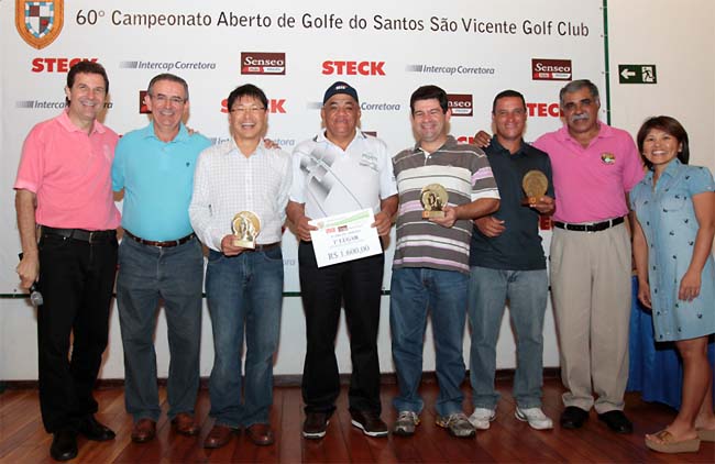 Na (foto, da esquerda para a direita), aparecem Marcio Melo, Durval Pedroso, presidente em exercício da Federação Paulista de Golfe, Marcos Okumura, capitão do SSVGC, Acácio Jorge Pedro, Renato Jahjah, Sergio Aparecido da Silva, profissional do SSVGC, Antonio Nascimento, presidente da Associação Brasileira dos Profissionais de Golfe, e Silvia Okumura, capitã do SSVGC