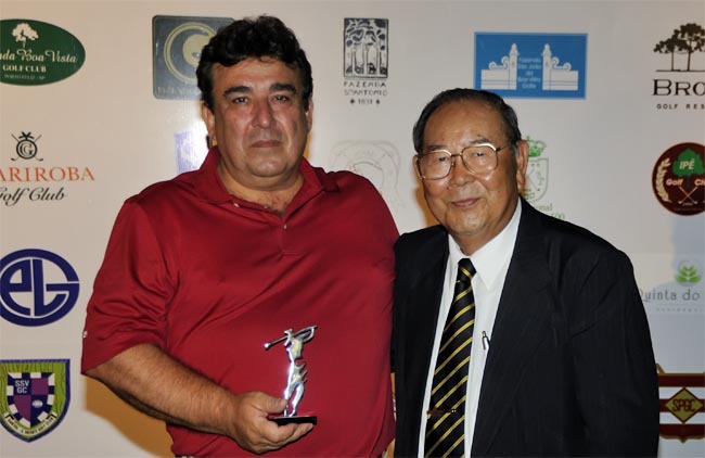    Muneki Tikasawa entrega prêmio a Ricardo Fonseca, editor-chefe do Portal Brasileiro do Golfe