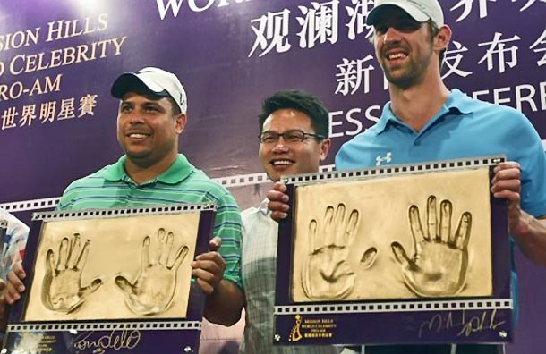 Ronaldo e Phelps na galeria da fama do golfe chinês. Foto: divulgação/MIssion Hilss