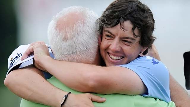    Rory, com o pai, após vencer o US Open; carreira finaciada com dois empregos extras e economia